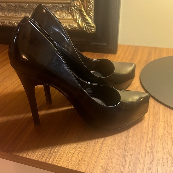 Jessica Simpson classic black heels - Picture 1 of 8